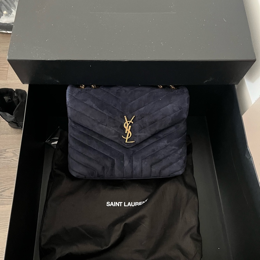 YSL SAINT LAURENT MEDIUM LOULOU NAVY SUEDE SHOULDER BAG. Gorgeous gold detail.